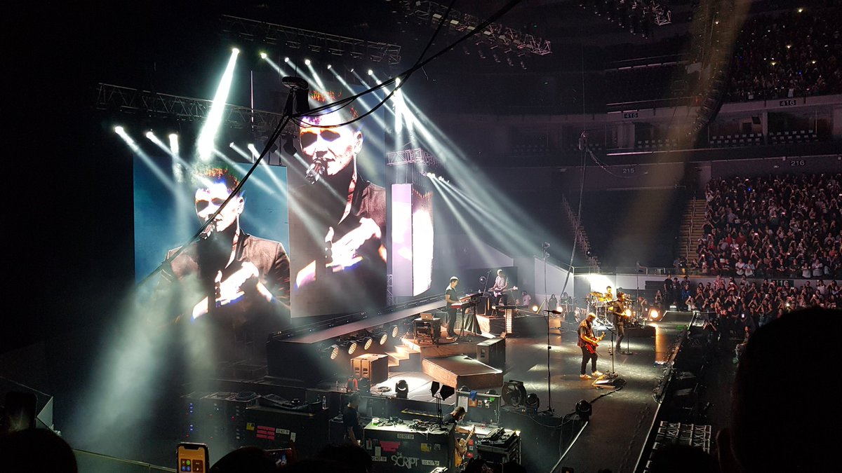 Enneilujulienne's tweet photo. I finally got the chance to see you perform live! You were incredibly awesome! I couldn't be any happier 💚💚💚💚💚💚 @thescript @TheScript_Danny #FreedomChildTour #FreedomChildTourAsia #FreedomChildTourMNL https://t.co/79sNrLV673