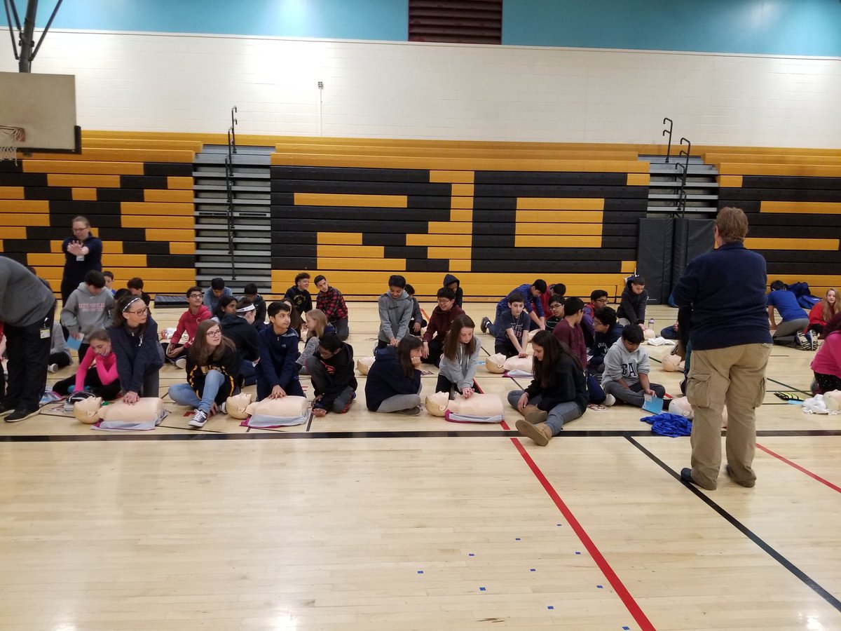 7th graders learning CPR in PE#savings lives.