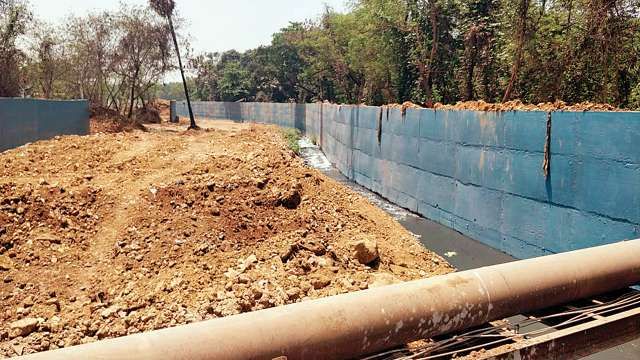 IndianRiverz's tweet photo. Is this how you will save rivers of Mumbai @AUThackeray @ashokepandit  @narendramodi 
 @AfrozShah1 @GreenStalin @tajmahalfoxtrot @ShivSena @Dev_Fadnavis 
#SaveOshiwara
#SaveAarey
#LetMumbaiBreathe https://t.co/WtO3GwH0t9