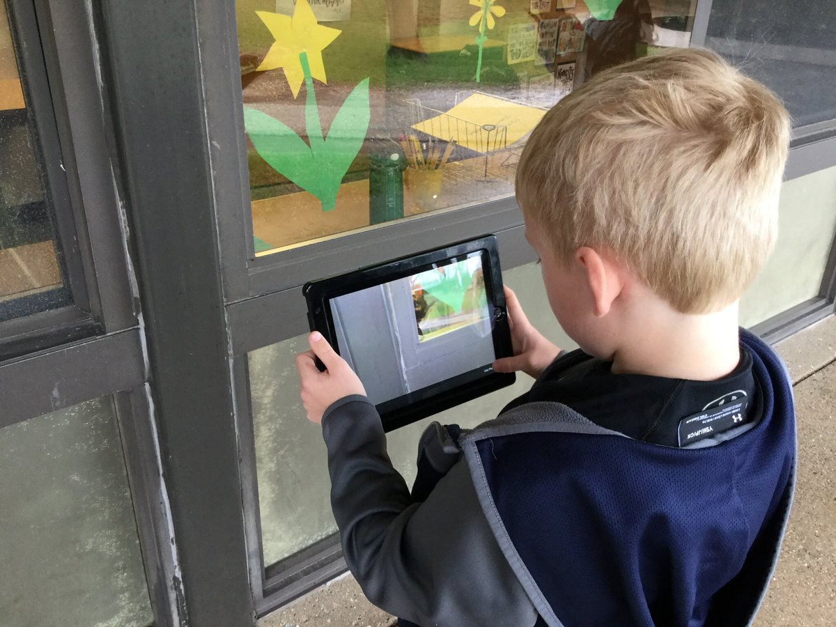Scintosclass's tweet photo. This morning we went hunting for perpendicular lines around the school. #scintosclass https://t.co/prjzkXEefd