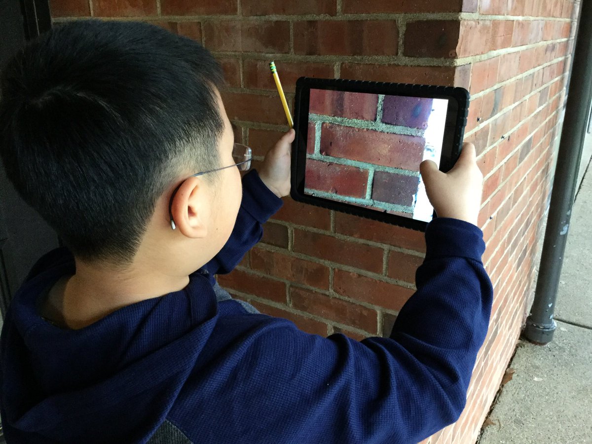 Scintosclass's tweet photo. This morning we went hunting for perpendicular lines around the school. #scintosclass https://t.co/prjzkXEefd