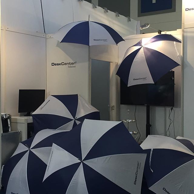 DeskCenterAG's tweet image. #regenwetterinberlin - aber wir sind gut vorbereitet- mit #deskcentersolutions kommen sie trocken nach Hause. Stand C-118 Halle 1.2 #conhit #berlin #deskcenterevent