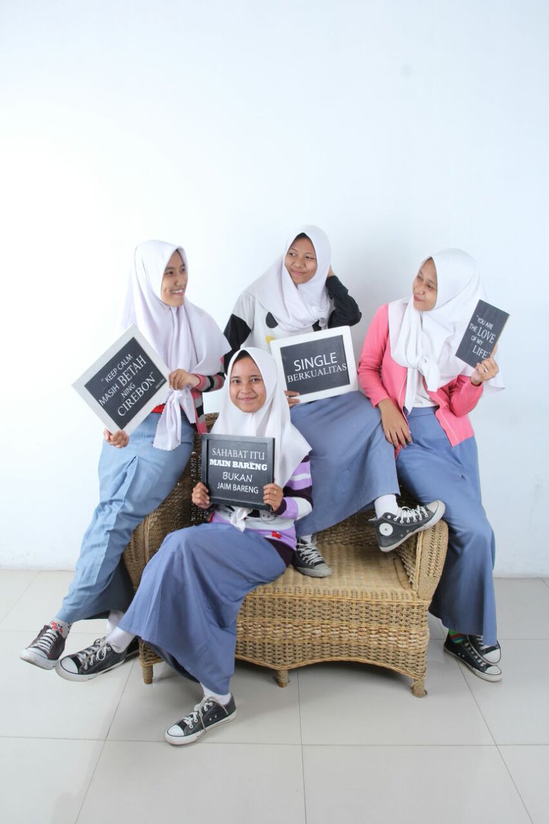 Akhir dari masa SMA dan tidak berakhir persahabatan.
