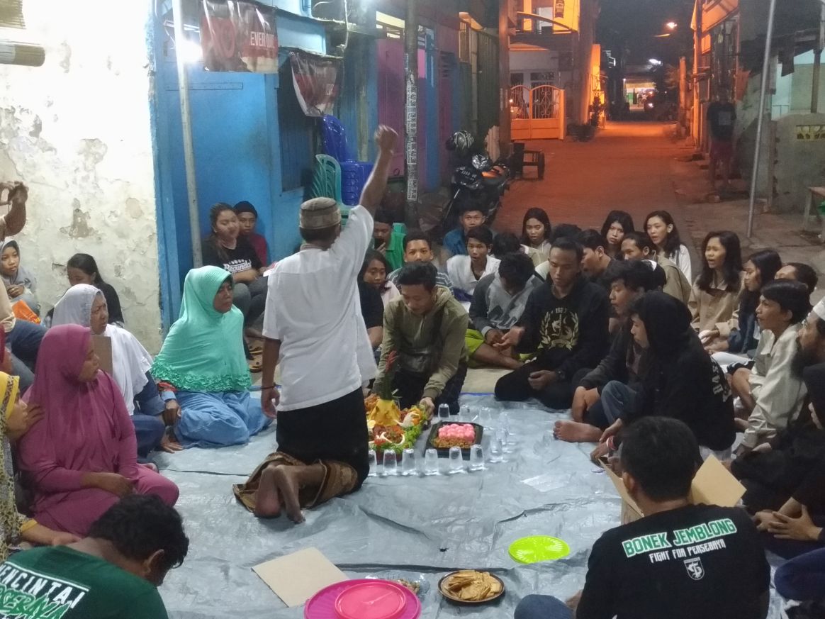 heroescitycsl's tweet photo. Dengan lantang bapak alm Micko Pratama mengucapkan "salam 1 nyali"
Ini kami wujudkan permintaan terakhirmu ketika masih ada, kamu minta nasi kuning ketika hari ulang ke 17 tahunmu.. Tenang di surga brother.. Al fatehah https://t.co/dwuHnM5z0K