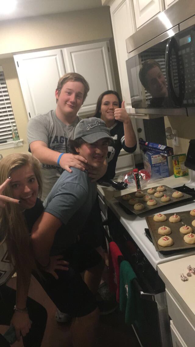 jorpreston09's tweet photo. Happy birthday bestest frand!! Hope your day is as crazy and fun as you are!🎉(peep the microwave) https://t.co/j6jwUumJyI