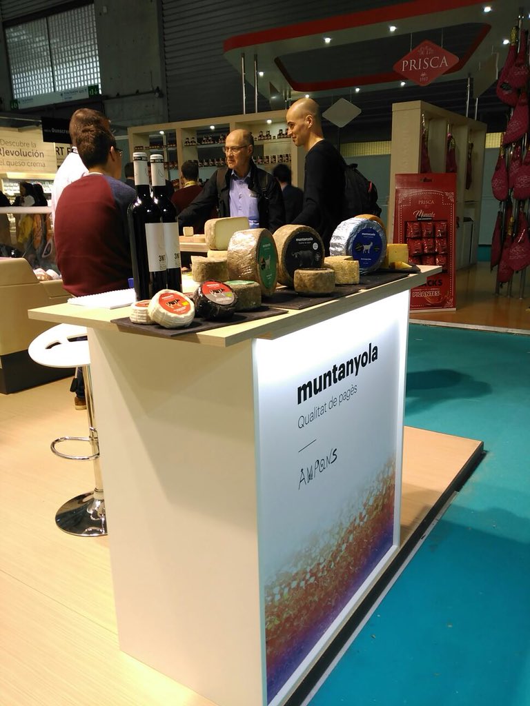 Muntanyolampans's tweet image. Primer dia a la Fira @AlimentariaBCN amb #Acrefa per donar a conèixer els nostres formatges i el projecte social que hi ha darrere @Ampans #formatgeartesà #formatgesmuntanyola #urpina