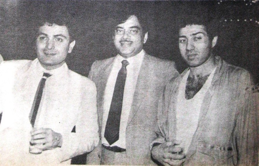 sowika71's tweet photo. #SunnyDeol with #ShatrughanSinha and #RishiKapoor
Photo from an old newspaper.
#rarepic #BollywoodFlashback @iamsunnydeol 
@ShatruganSinha @chintskap
@BombayBasanti @VintageMuVyz @Bollywoodirect https://t.co/nJC4PnRI6r