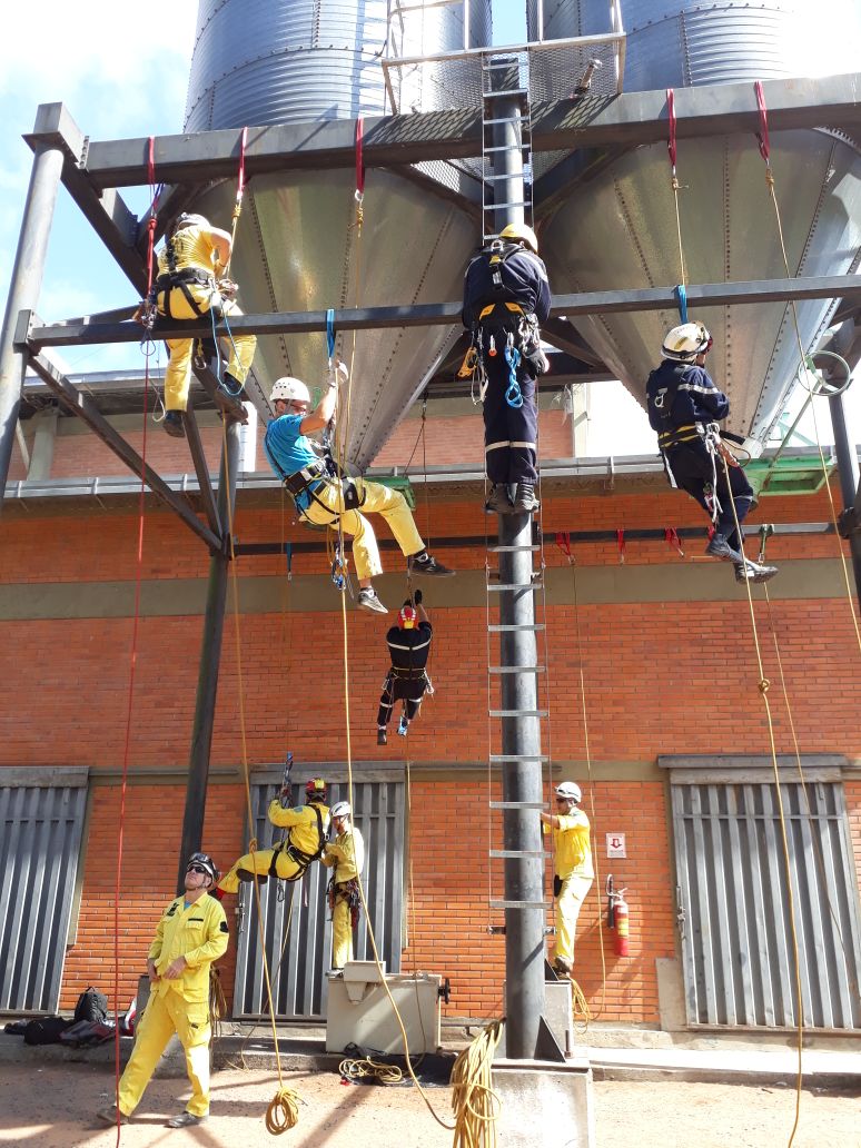 BomberosK3's tweet photo. Nuestro agradecimiento profundo a @casc_appui y @WilliampiwyA por la gestión de donación recibida desde Francia, vehiculos, equipos, herramientas y conocimiento. https://t.co/Xa7ijEZYCC
