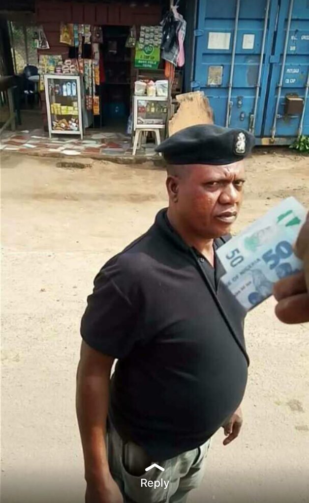 Alex_Houseof308's tweet image. A Nigerian policeman seen here helping a bus conductor check if his N50 note is fake or real. So selfless. The police is truly your friend 👏👏👏