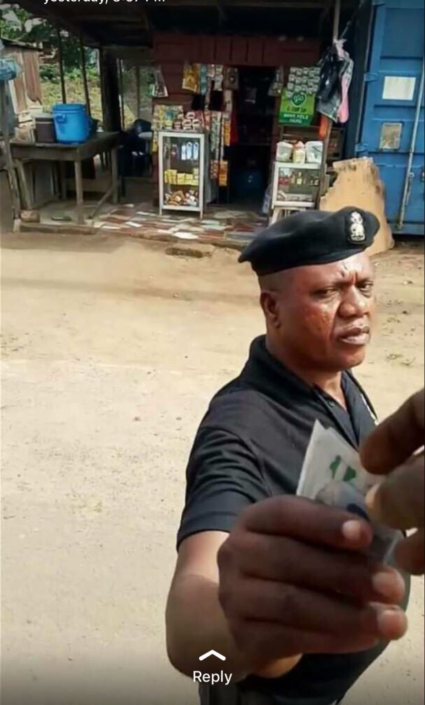 Alex_Houseof308's tweet image. A Nigerian policeman seen here helping a bus conductor check if his N50 note is fake or real. So selfless. The police is truly your friend 👏👏👏