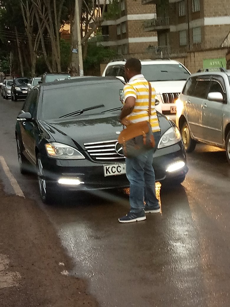 mougendi's tweet photo. So @DavidLemayian stood in front of a driver overlapping on Kamburu Drive, blocking him from driving on the wrong side... Apparently this man in a Merc thought that lane discipline is for everyone else, not him. https://t.co/tfw9e2dp1V