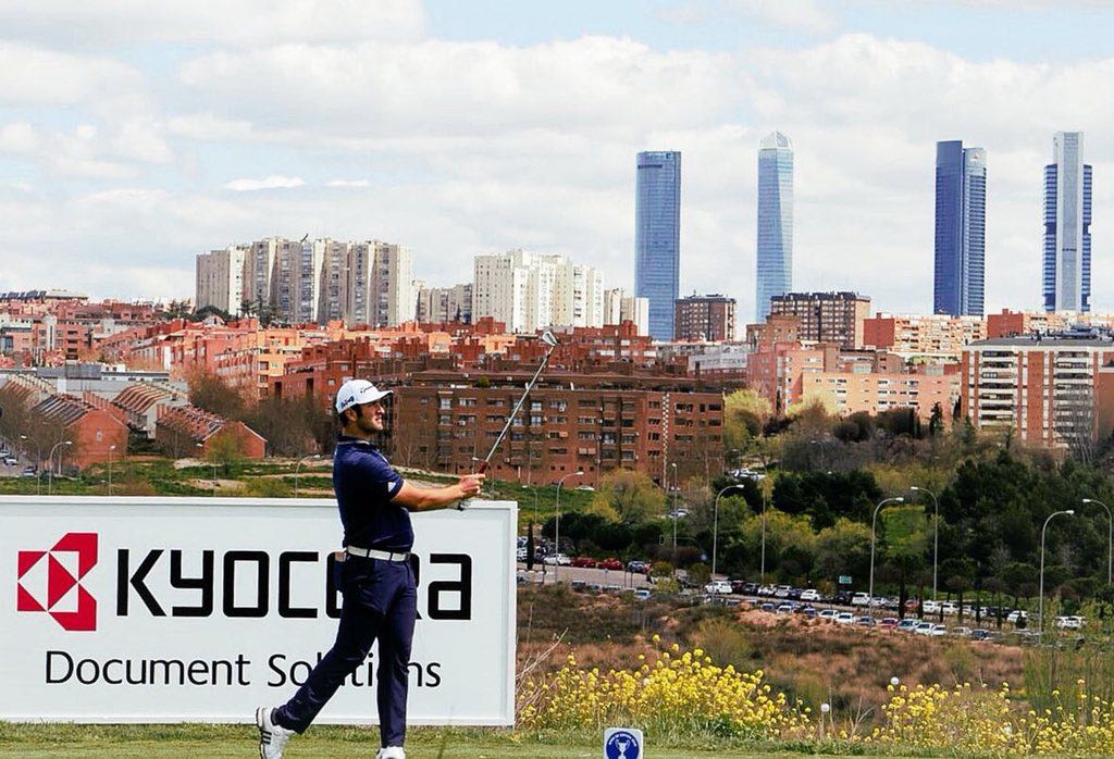 OS_KYOCERA's tweet photo. 🏌️‍♂️ @JonRahmpga está llamado a ser historia del deporte español. 🇪🇸 Más de 47 mil asistentes, récord histórico de un torneo de golf en España, disfrutaron de su victoria en el @OpenEspana2018, que contó con el apoyo de @KYOCERA_DS_ES. ¡Enhorabuena, Jon! https://t.co/PcgQjN2PPS