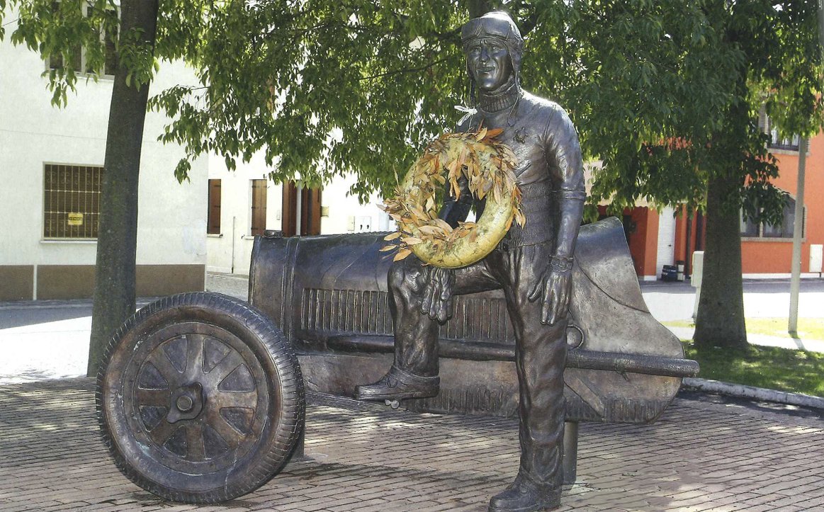 houseoflabelsnl's tweet image. In Italië wordt #Tazio #Nuvolari nog steeds op handen gedragen. In de plaats waar hij ter wereld kwam: Castel d’Ario, gingen we op zoek naar de mythe van de "Flying Mantuan". In de volgende uitgave van Italia &amp;amp; Amore: een reportage over het leven van deze #Italiaanse legende.