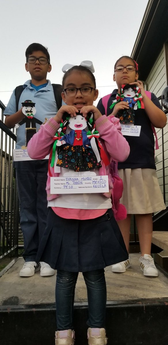qiqa85's tweet photo. Mis hijos hoy por la mañana con sus trabajos de estudios sociales #festivalmulticultural #México #niñosmuñoz @HolmquistES @MsQuezada4th @ERiosriveramelo @MrTclass1 https://t.co/Zqdf4neQ1N