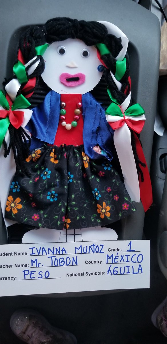 qiqa85's tweet photo. Mis hijos hoy por la mañana con sus trabajos de estudios sociales #festivalmulticultural #México #niñosmuñoz @HolmquistES @MsQuezada4th @ERiosriveramelo @MrTclass1 https://t.co/Zqdf4neQ1N