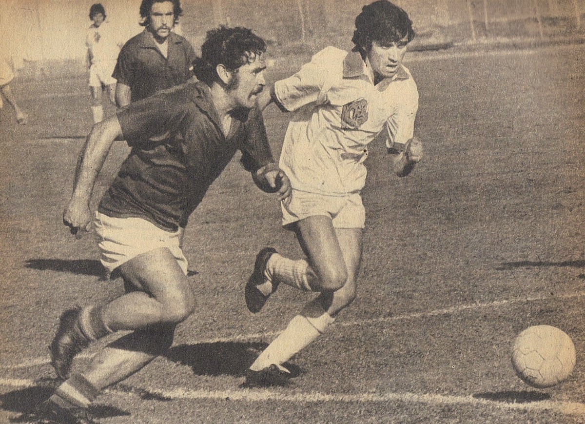 Charola González, de Audax Italiano, desborda a Contreras, de Ñublense, en el estadio San Eugenio.