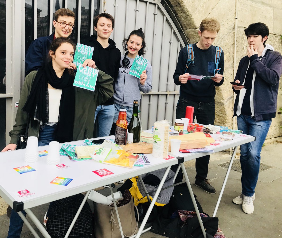 JeunesSocParis's tweet photo. Les Jeunes Socialistes de Paris lançaient hier leur campagne fédérale “Paris Vert Demain” à l’occasion d’un Die-In sur les voies sur Berges ! Nous y rappelons notre attachement au bilan d’@Anne_Hidalgo sur le plan environnemental 🌱✊️ #MJSParis #ParisVertDemain https://t.co/7HTfqZicmV