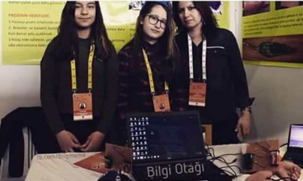 EvitanNeslihan's tweet photo. Kırşehir’de 6.Sınıfa Giden İki Ortaokul Öğrencisi
Akciğer Kanseri Arkadaşlarının Tedavi Sürecinde Yaşadığı Zorluğa Çare Bulmak İçin 50 Lira Maliyetle
“Damar Görüntüleme Sistemi”Geliştirdi
Yurt Dışında Fiyatı 10 Bin Lira Olan Cihazı
50 Liraya Mal Eden Çocuklarımıza Tebrikler👏 https://t.co/kNdAGv0iX0