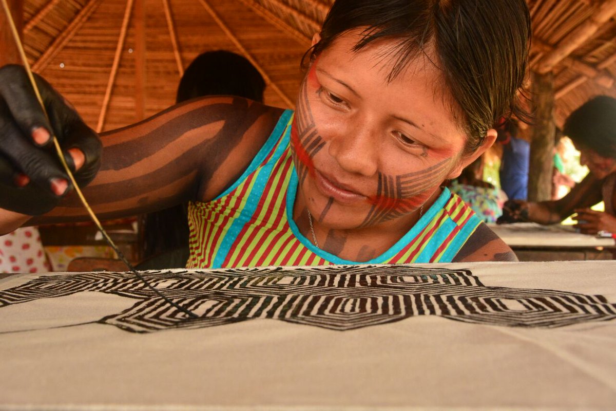 Essa semana mando notícias daqui da Semana do Design de Milão. E as artes ancestrais das mulheres Kayapó estão aqui presentes com a gente. Uma inciativa com apoio da <a href="/apexbrasil/">ApexBrasil</a> @bebrasilbr. Foto: Instituto Kabu. #BeBrasil #BeBrasilMilano