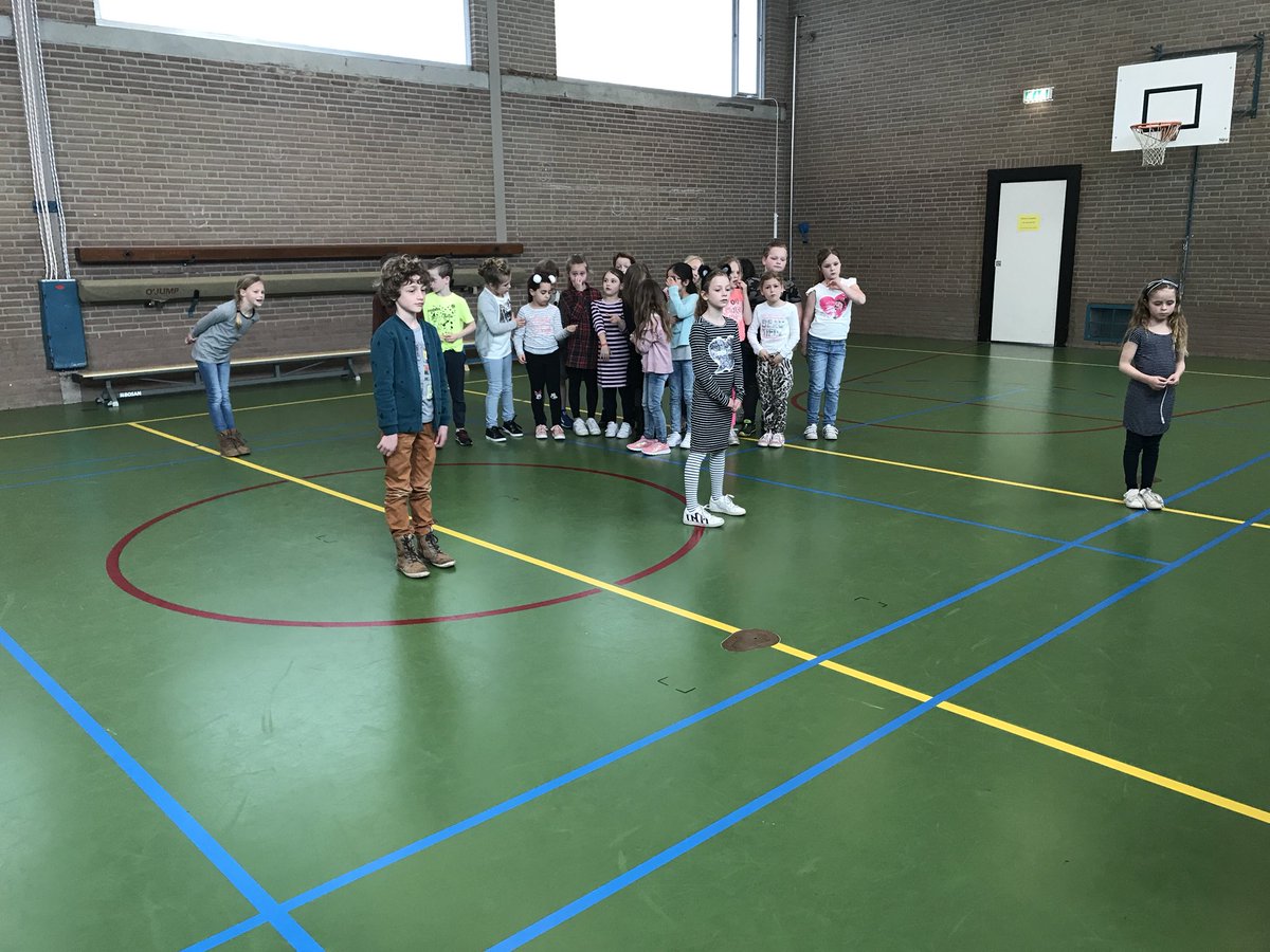 xdaniquevos's tweet photo. Vanmorgen hebben de groepen 4 weer geoefend voor de grote, Engelse schoolmusical met @Radoes ! Wat wordt het gaaf!! @Nicolaasschool3 https://t.co/qGxAS8KnKp
