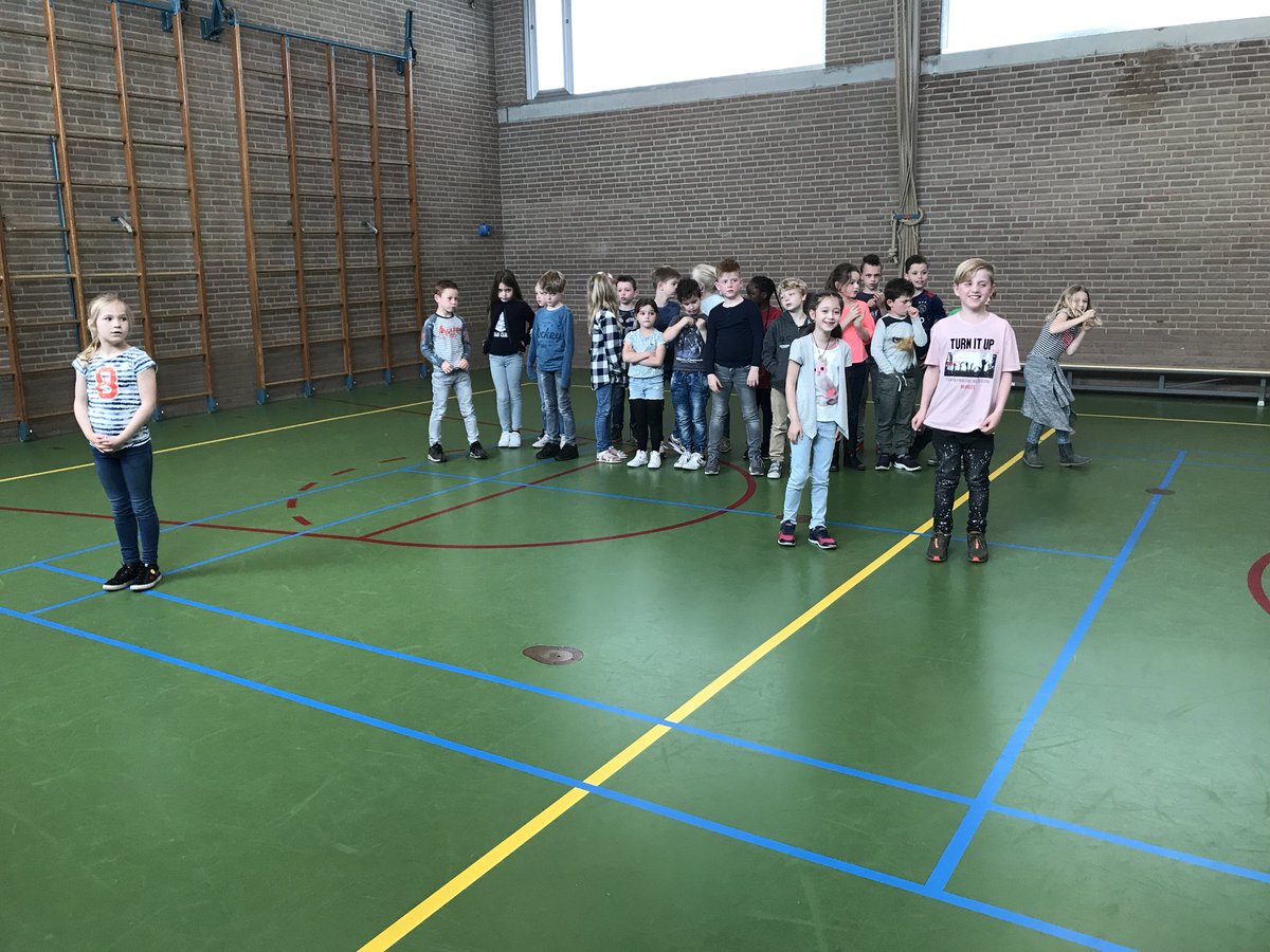 xdaniquevos's tweet photo. Vanmorgen hebben de groepen 4 weer geoefend voor de grote, Engelse schoolmusical met @Radoes ! Wat wordt het gaaf!! @Nicolaasschool3 https://t.co/qGxAS8KnKp