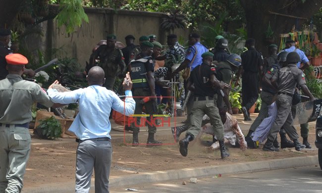MobilePunch's tweet photo. PHOTOS: Police, Shiite protesters clash in Abuja https://t.co/sh8nciyZ38