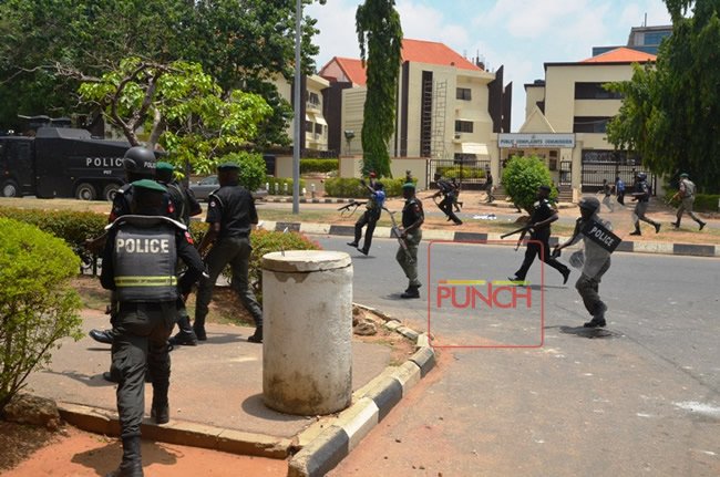 MobilePunch's tweet photo. PHOTOS: Police, Shiite protesters clash in Abuja https://t.co/sh8nciyZ38