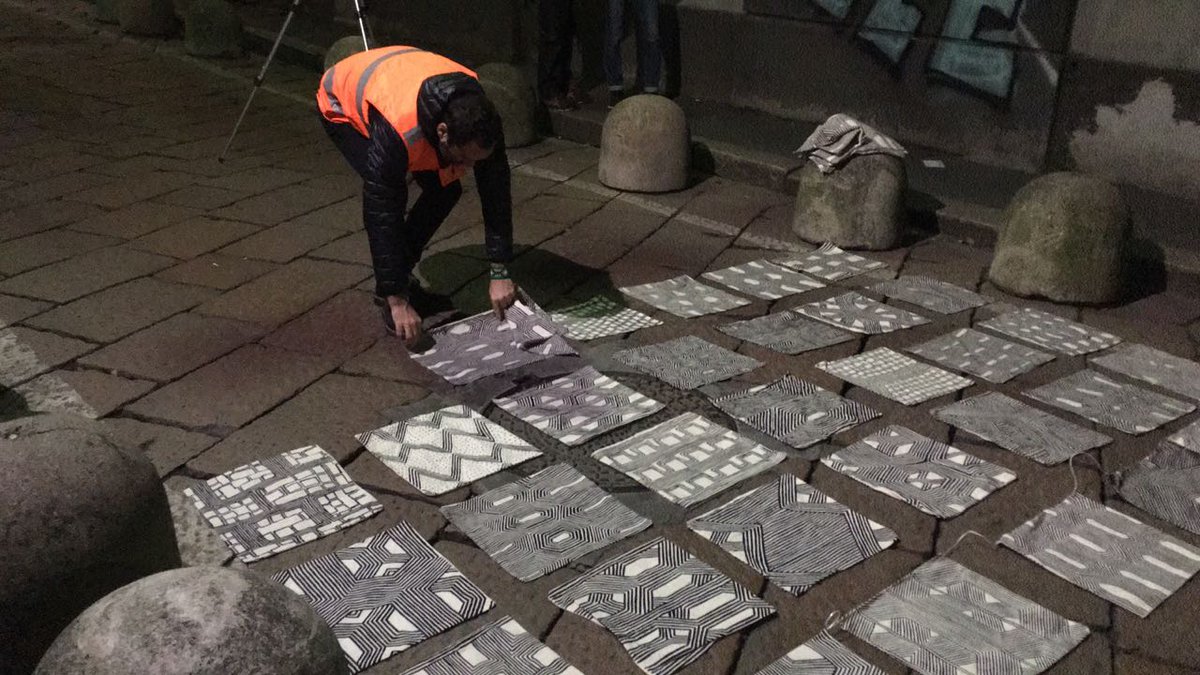 Grafismo indígena brasileiro representado na Semana de Design de Milão! O designer Marcelo Rosenbaun montou uma instalação com 300 bandeiras pintadas à mão por mulheres kaiapós do sul do Pará. #BeBrasilMilano #ApexBrasil