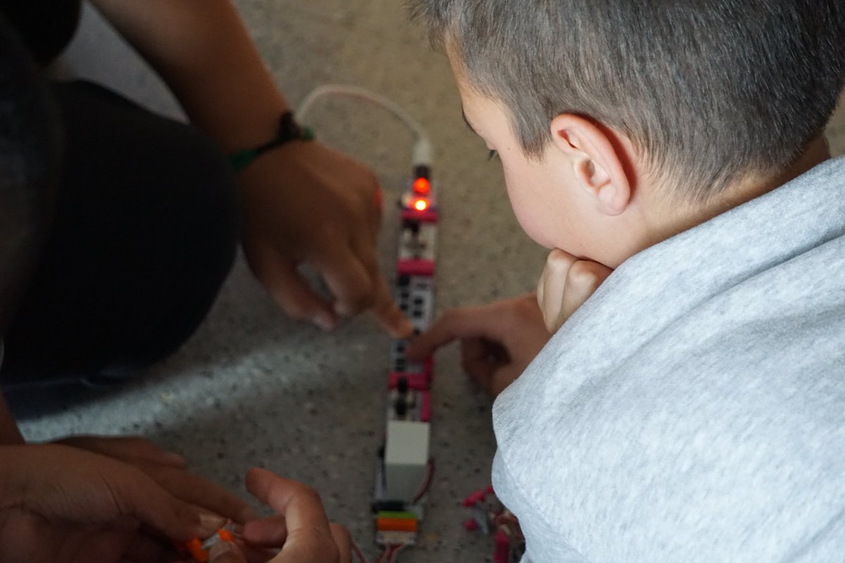 fontdelroure's tweet photo. Diferents espais amb possibilitats sonores per construir, crear i generar sons i melodies. Laboratoris d’experimentació luminicosonors #synthkit #makeymakey #xyloba #cdsiluminats @littleBits @makeymakey @xyloba https://t.co/Nhz7R5Bvbb