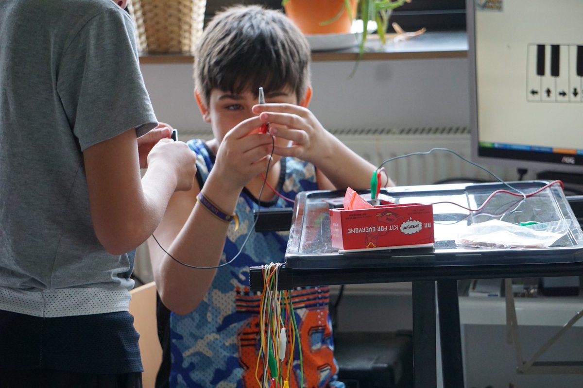 fontdelroure's tweet photo. Diferents espais amb possibilitats sonores per construir, crear i generar sons i melodies. Laboratoris d’experimentació luminicosonors #synthkit #makeymakey #xyloba #cdsiluminats @littleBits @makeymakey @xyloba https://t.co/Nhz7R5Bvbb