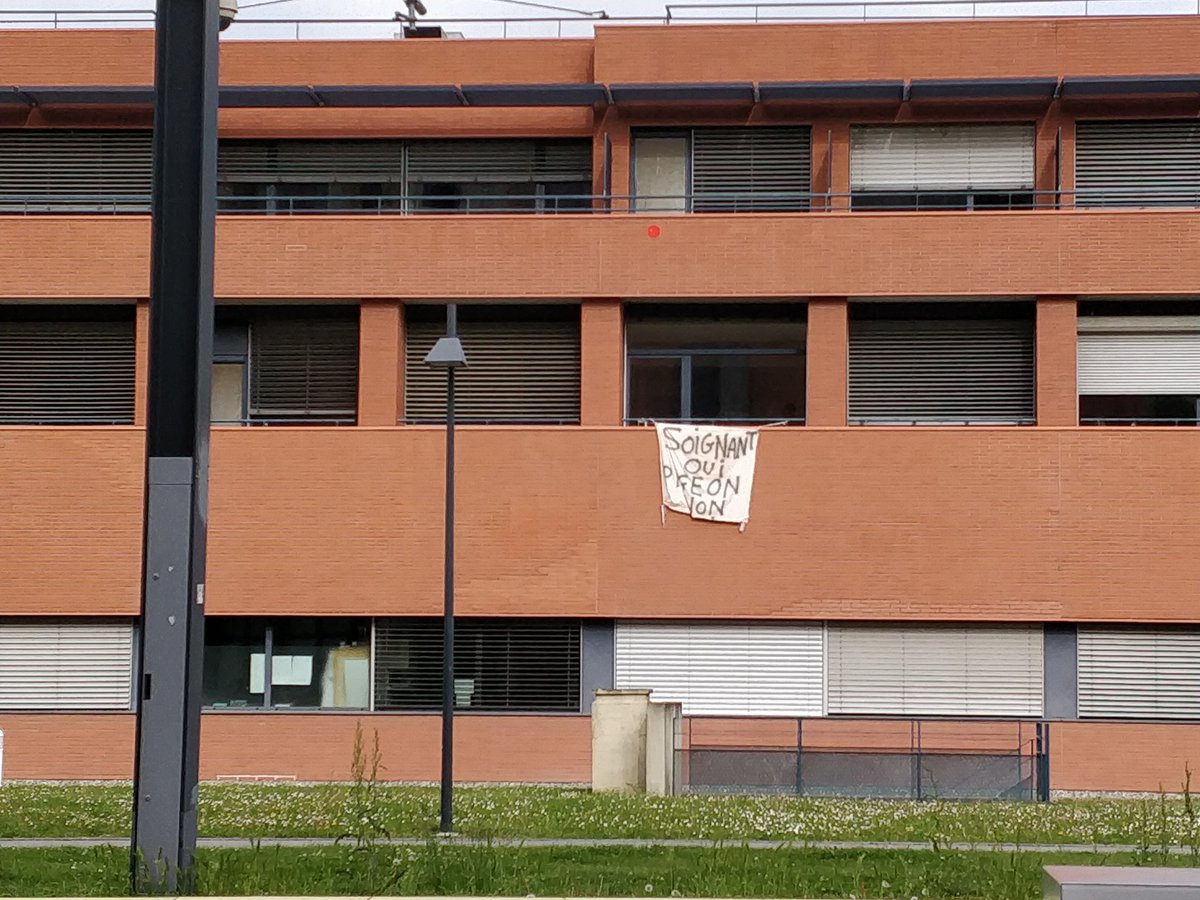thibautcala's tweet image. #Purpan : Plusieurs "pancartes" de fortunes faites en draps apparaissent sur les balcons de l'hôpital Purpan à Toulouse. On peut lire "Cigognes épuisées" et "Soignant oui, pigeons non".