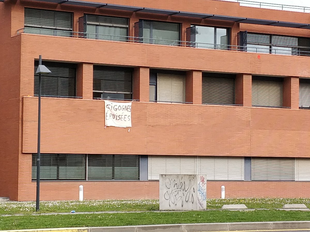 thibautcala's tweet image. #Purpan : Plusieurs "pancartes" de fortunes faites en draps apparaissent sur les balcons de l'hôpital Purpan à Toulouse. On peut lire "Cigognes épuisées" et "Soignant oui, pigeons non".