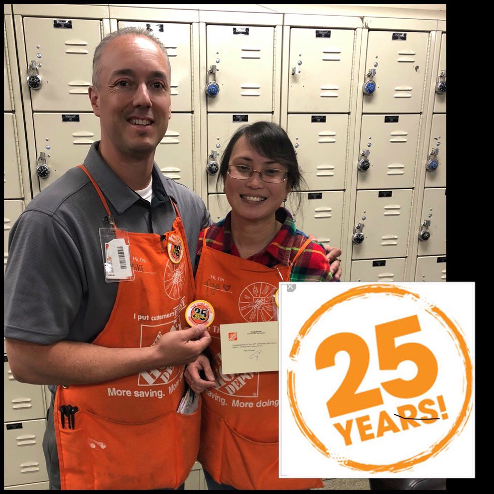 Mike giving Liza her 25 year badge!!!Congrats Liza  @mikenunez531 @GwenB_HDtweetin #634proud🎉👌🏻😎