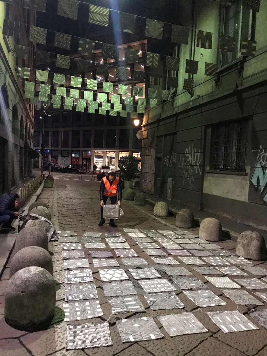 Uma madrugada dedicada à montar a instalação Levantar Bandeira aqui na Via Maroncelli, em Milão. Uma honra fazer parte desse projeto com Instituto Kabu, com apoio da <a href="/apexbrasil/">ApexBrasil</a> / @BeBrasilBR. Quero agradecer ao amigo <a href="/paulobiacchi/">Paulo Biacchi</a> pela troca criativa. #BeBrasil #BeBrasilMilano