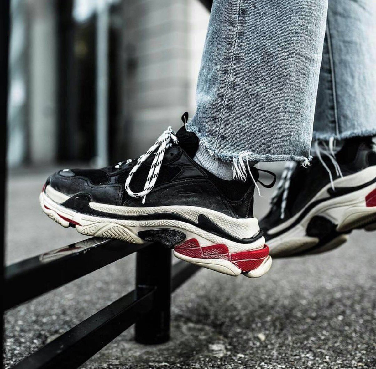 Saser_Studios's tweet photo. Introducing the SS 2018 men’s collection.
The new ‘Powered Trainer’ will be available from April 23th online for pre-order and in stores. 👟👟
#SaserStudios
#SS18 https://t.co/uoHvgp8uNT