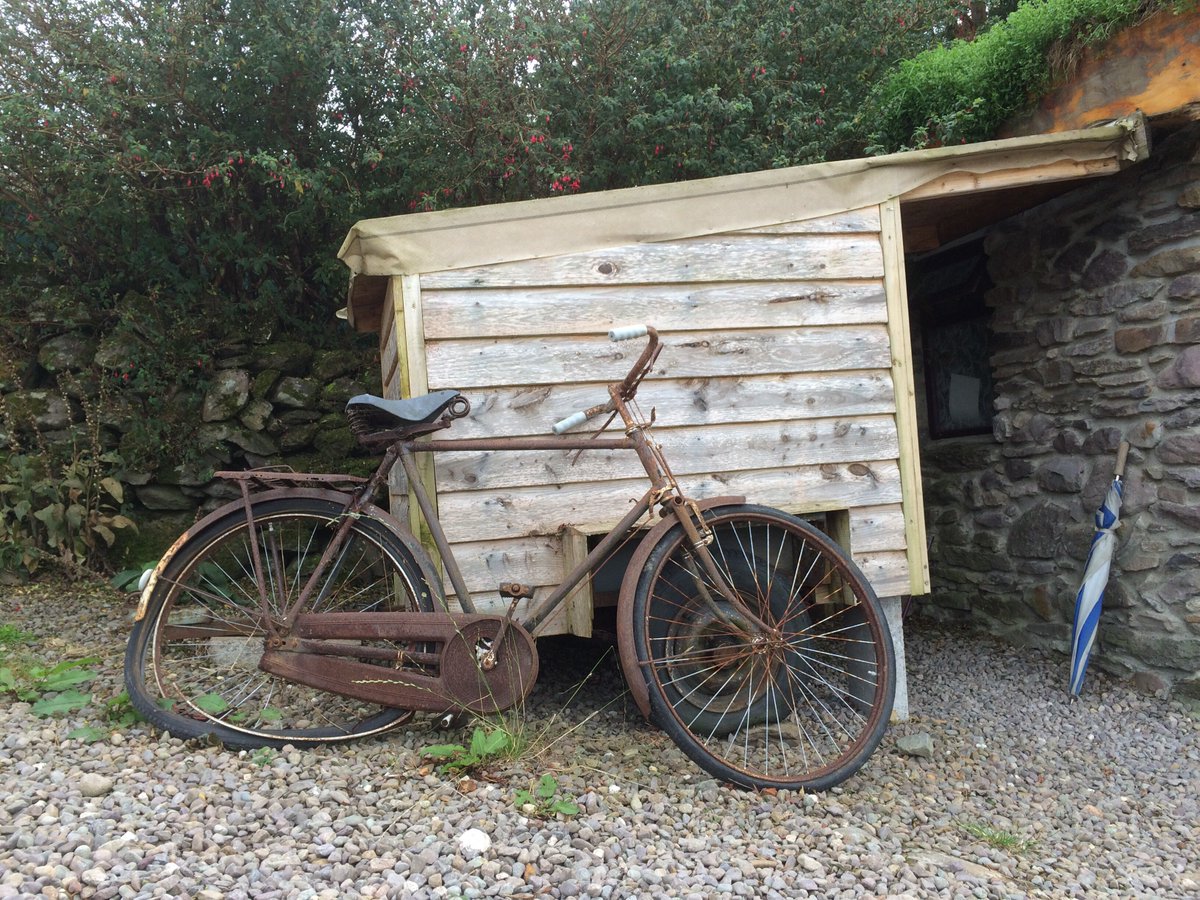 FocusPhotoCo's tweet photo. Rustic, lovely, quaint, and simply perfect. The best way to describe the #Carrauntoohill Eco Farm in #Killarney #Ireland. #travel #FocusPhotoCo https://t.co/Uofryt6jKF