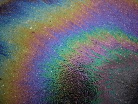 Mattpanipinto's tweet photo. #UWT123
The colorful sheen found on oil slicks or soap bubbles is a type of interference known as thin film interference, where the thin membrane of oil reflects light from the far side that interferes with incoming light. This causes the rainbow patterns to emerge. https://t.co/WVM8Ny8BZ4