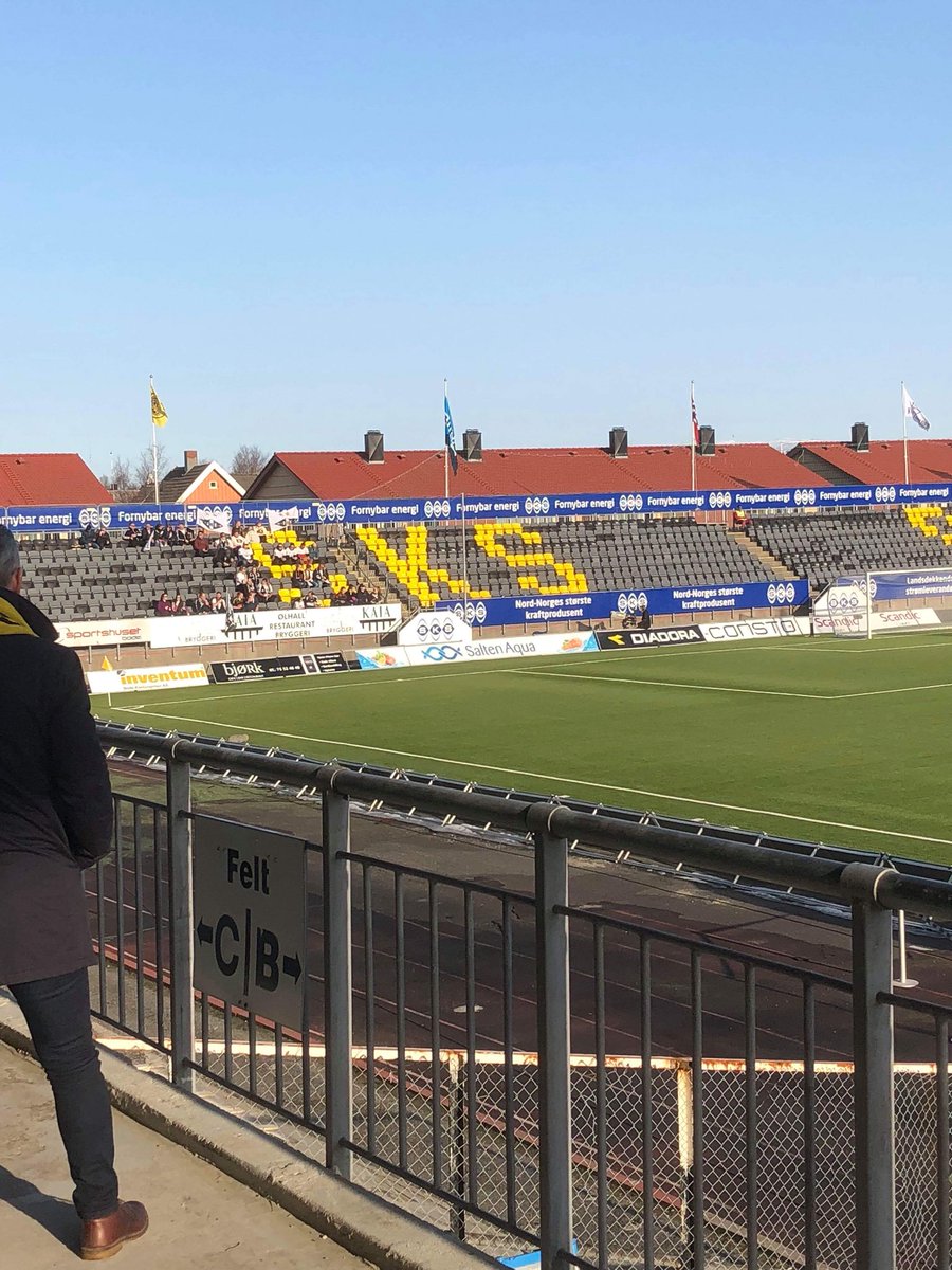 Bra oppmøte av bortesupporterne på Aspmyra. Hvor er Glimt sine en time før avspark? Farmen-Geir har i allefall møtt opp. <a href="/RBKfotball/">Rosenborg Ballklub</a> <a href="/GlimtiSteigen/">Glimt i Steigen</a> #2fx