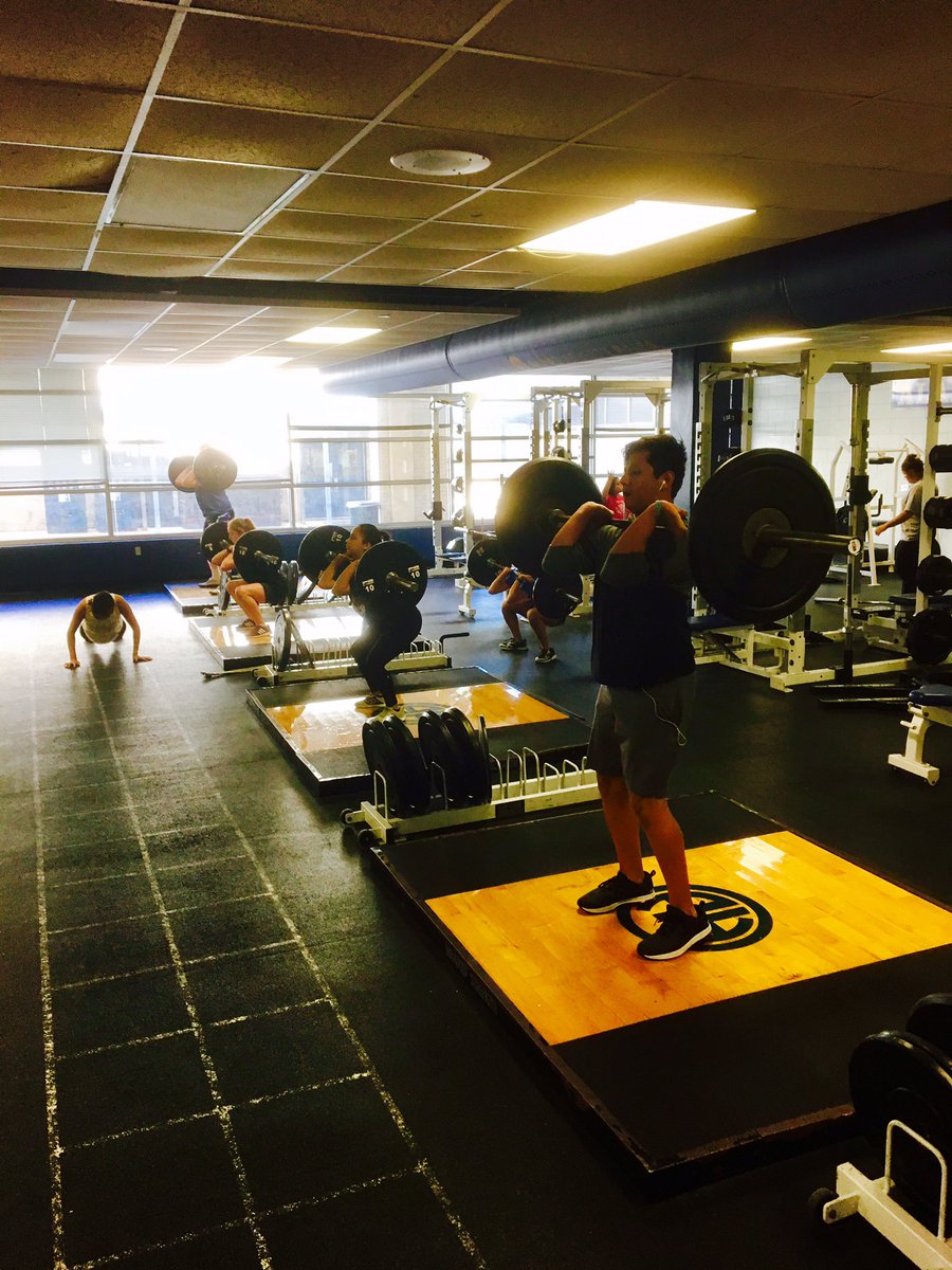 CrossFitMules's tweet photo. Just a little front squat action on a Monday! #MondayMotivation https://t.co/BKO6oE7I9G