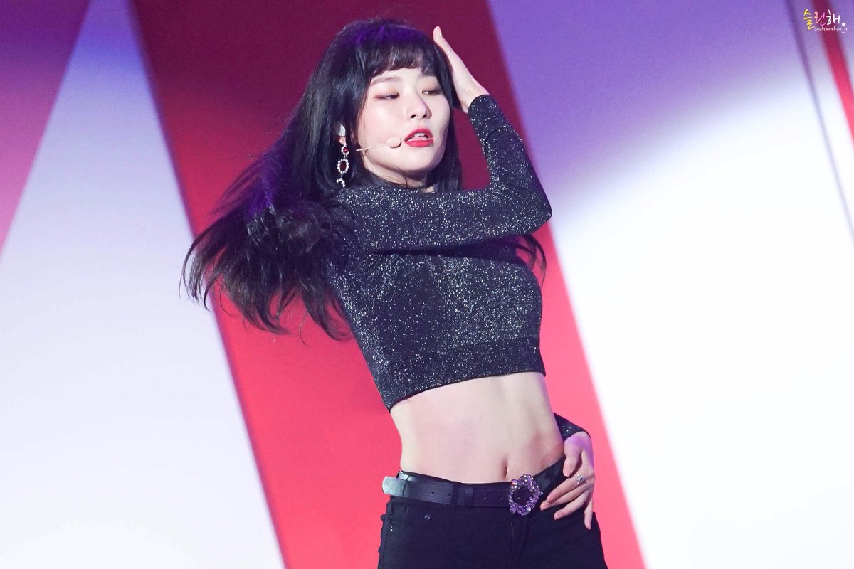 RV_SeulgiK's tweet photo. 섹시하고 카리스마!!😋 #에뛰드콘서트 #2018핑크플레이콘서트 #MatteChicLipLacquer https://t.co/D4FfZGKwls