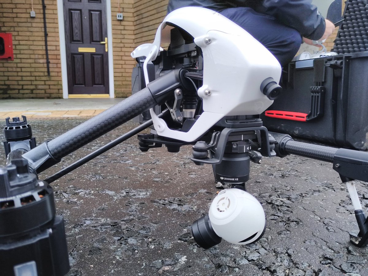 DronePompier's tweet photo. [UK] Day4 : (2/2) système de #streaming vidéo #drone sans fil pour alimenter le flux vidéo du #commandcontrolunit @Tyne_Wear_FRS qui est équipé de plusieurs cameras de #surveillance mobiles sur tripod #CCTV #UKFRSDroneTeams #dronesforgood #UK #firemen https://t.co/jLueCc86hT