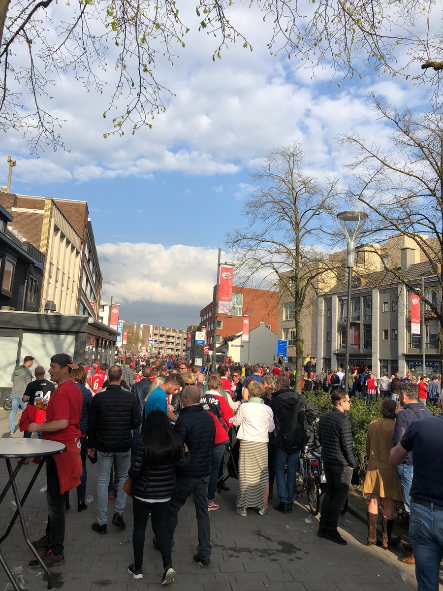 Sonnetje_'s tweet photo. Komen al tijden stadhuisplein niet meer op! Dan maar hier! #bilderdijklaan #dijk9 https://t.co/FHYqQ1hhCp