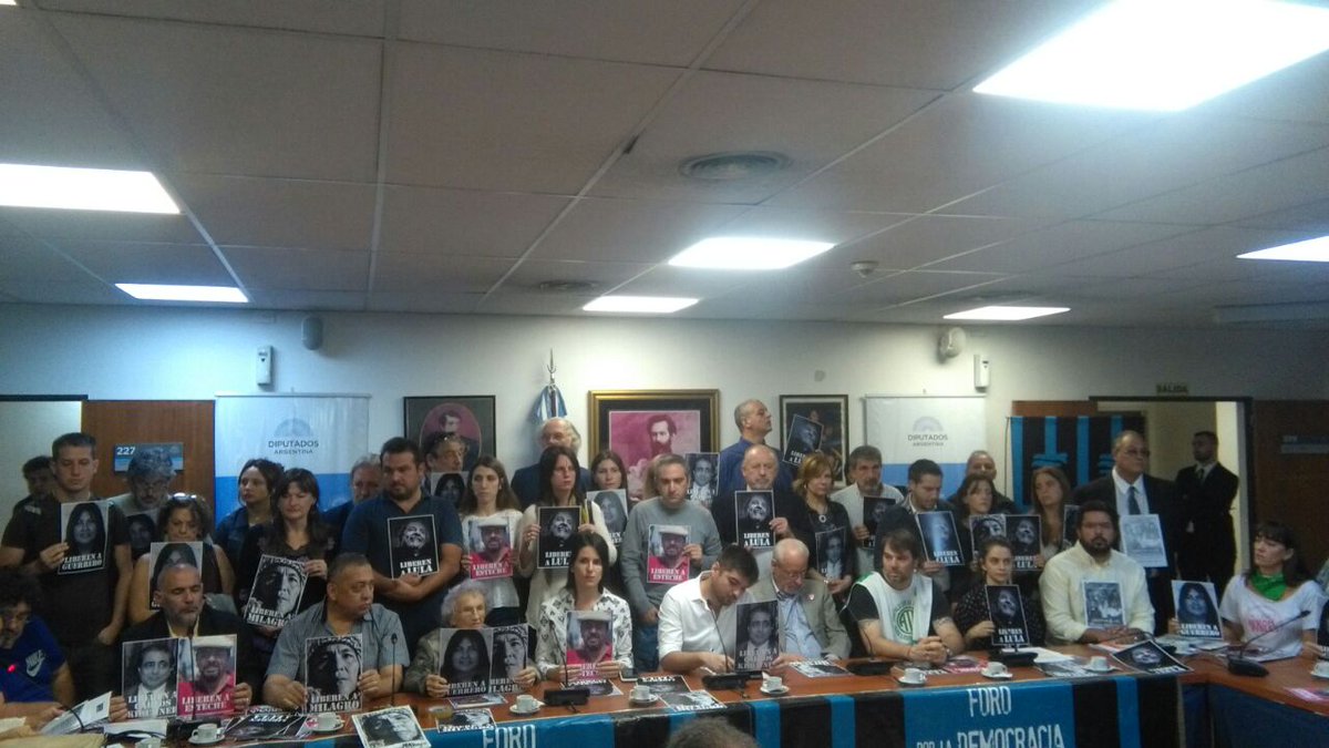 JulietaSLFG's tweet image. Conferencia de prensa x la Democracia y la libertad de lxs presxs políticxs 
&quot;...hoy no hay un Estado de Derecho, hay un Estado de Derecha...&quot; @Florencia_Prego 
#LibertadAFernandoEsteche 
#LibertadALxsPresxsPoliticxs