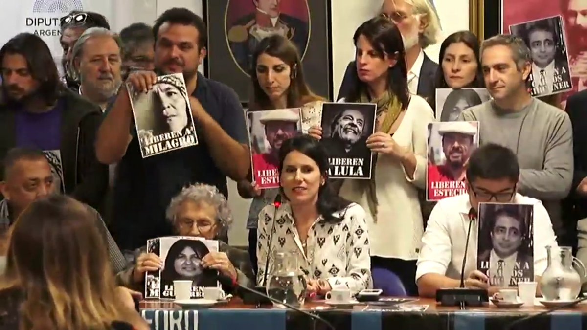 JulietaSLFG's tweet image. Conferencia de prensa x la Democracia y la libertad de lxs presxs políticxs 
&quot;...hoy no hay un Estado de Derecho, hay un Estado de Derecha...&quot; @Florencia_Prego 
#LibertadAFernandoEsteche 
#LibertadALxsPresxsPoliticxs