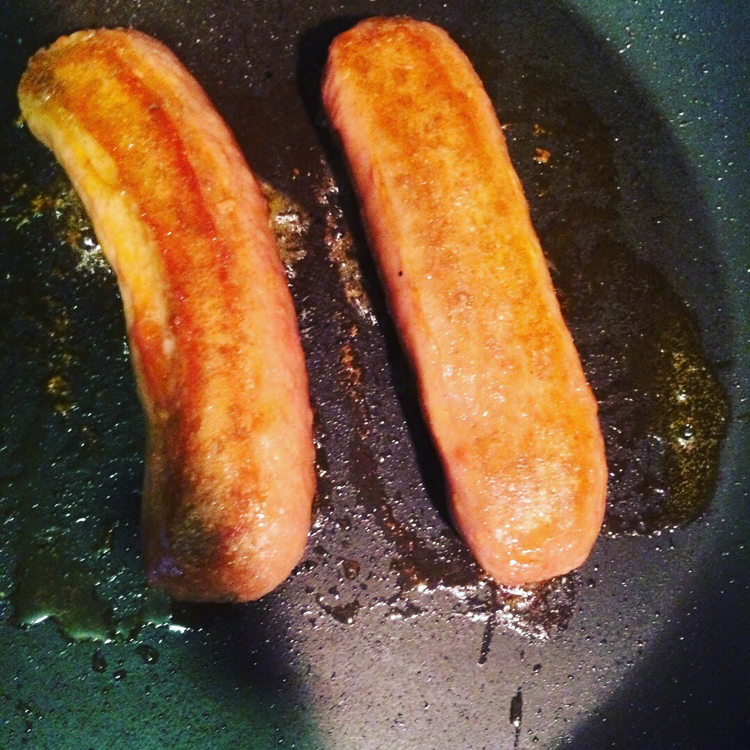 ItsVeganDarling's tweet photo. The #BeyondSausage by @BeyondMeat has arrived &amp; it's ridiculously tasty! BF approved 👌 added some caramelized mushrooms &amp; onions 😋found it at @WholeFoods, go get it! #vegan #MeatlessMonday #meatfree #veganfood #veganlife #veggie #veggiedog #crueltyfree https://t.co/Hd0vymokT4