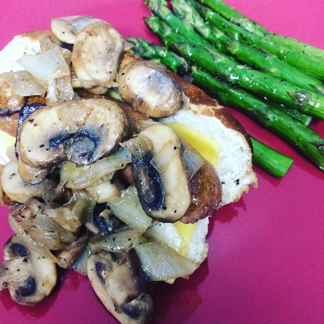 The #BeyondSausage by <a href="/BeyondMeat/">Beyond Meat</a> has arrived &amp; it's ridiculously tasty! BF approved 👌 added some caramelized mushrooms &amp; onions 😋found it at <a href="/WholeFoods/">Whole Foods Market</a>, go get it! #vegan #MeatlessMonday #meatfree #veganfood #veganlife #veggie #veggiedog #crueltyfree