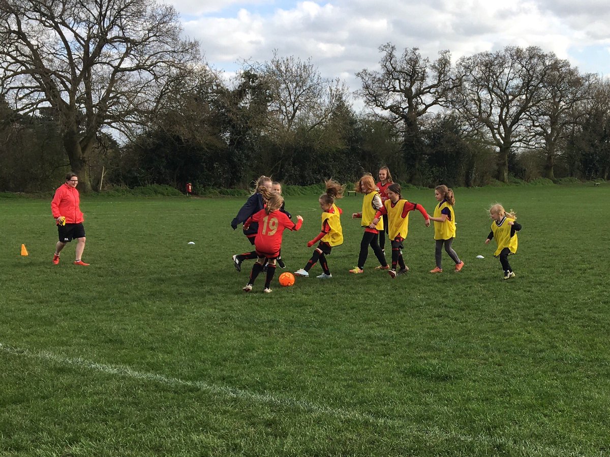 Fhfcladies's tweet photo. Our Centre back @paigeatkins22 on hand to assist @mitchwoody_32 at tonightβs #SSEWILDCATS session. #passingonherknowledge #coachingthenextgeneration https://t.co/OSrh2Y3VbE
