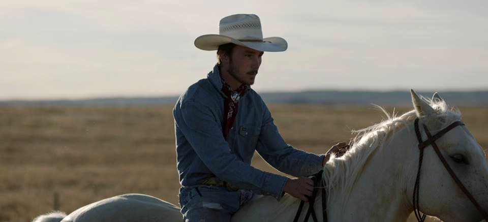 Fabulo75's tweet photo. Gros coup de cœur pour #TheRider, drame très touchant sur l'Amérique  des cowboys et du rodéo, avec des scènes de dressage impressionnantes, des paysages magnifiques et une réflexion intéressante sur la difficulté de devoir abandonner une passion. https://t.co/LWZeYOOgVh