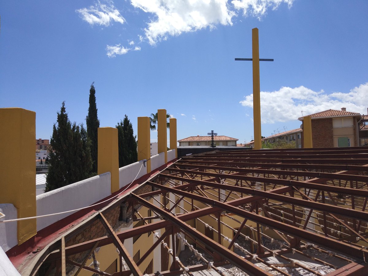 genaysa's tweet photo. Retirada de cubierta de #fibrocemento de la cubierta de la parroquia San Pio X de Málaga así como falsos techos. Como siempre, con todas las medidas de seguridad necesarias tanto para el personal como para los vecinos.

#Rehabilitación #Reforma #Edificación https://t.co/ZrNgHmIref