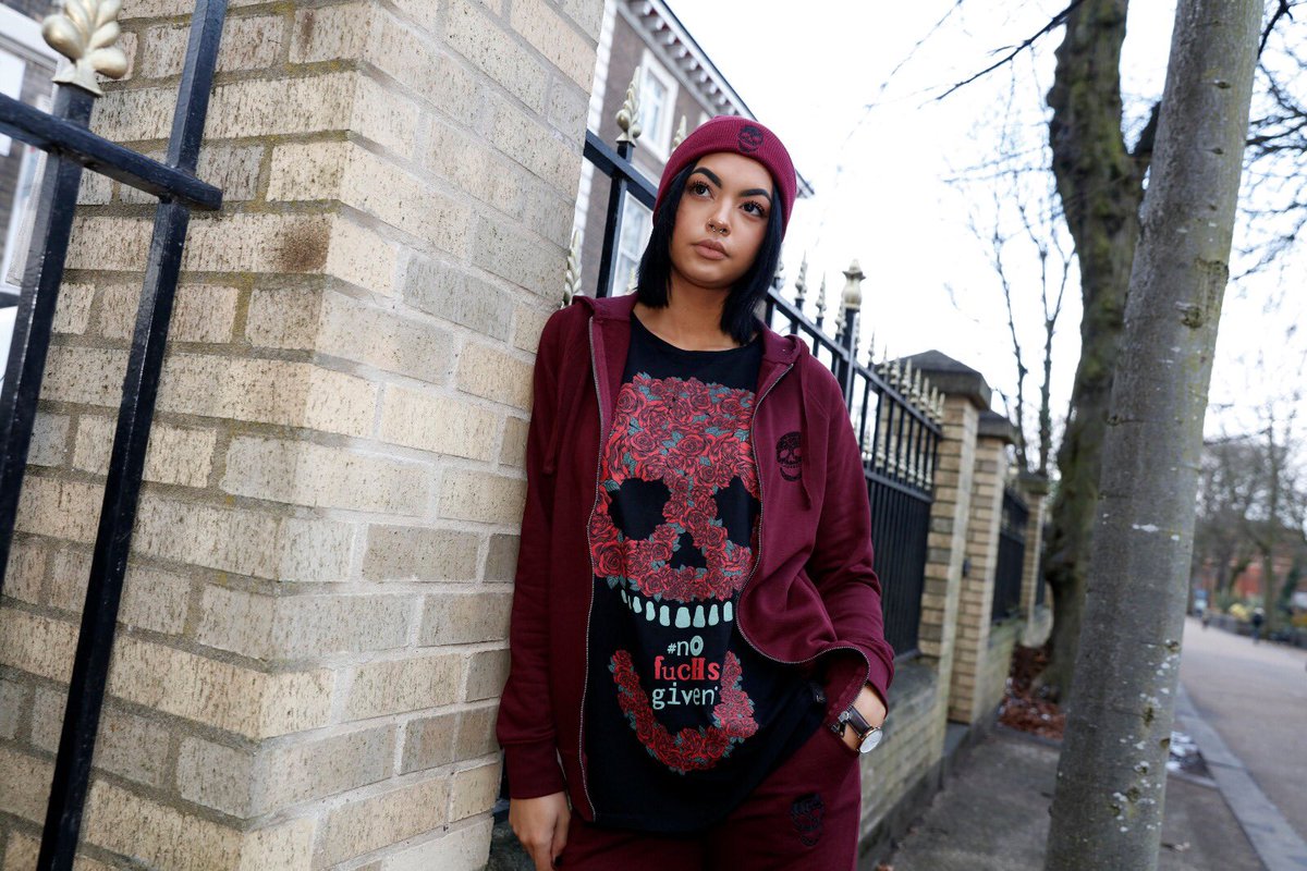 NoFuchsGivenLtd's tweet photo. Your mind is a garden. Your thoughts are the seeds. You can grow flowers or you can grow weeds🌹🌼🌸💐🌺
https://t.co/pjhKH1p2jJ✨
#livenofuchsgiven #bepostive #burgundytracksuit #burgundybeanie #rosetee #ladiesfashion #hisandhers #thoughtoftheday #mondaythoughts #nofuchsgiven https://t.co/EMh54Mzghx